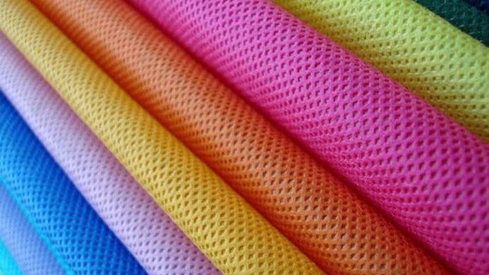 Spor giysilerinin çoğunluğu neden polyester içerir?