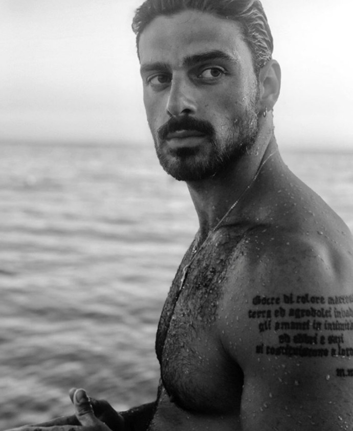 Michele Morrone aşırı yakışıklı değil mi?
