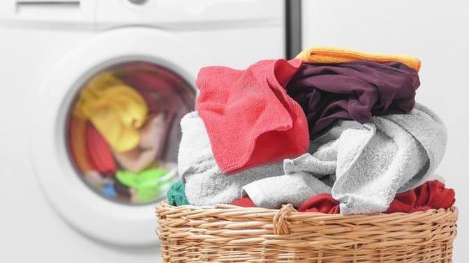 Çamaşırlar üzerinde kalan yumuşatıcı lekesi çıkar mı?
