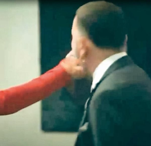 Hülya Avşar’ın rol gereği attığı tokat, Ertuğrul Postoğlu’nun çene kemiğini çıkardı. Eli ağır kadınlar sizi korkutur mu?