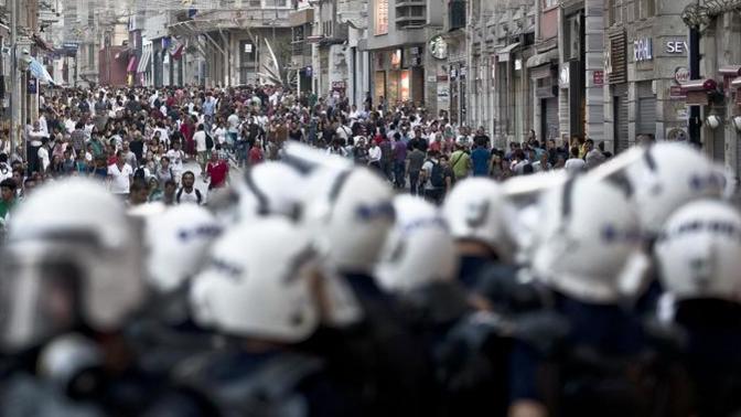 Emniyet’ten kolluğu koruma genelgesi: Polisin görüntü ve ses kaydını almak yasak! Bu karar hakkında ne düşünüyorsunuz?