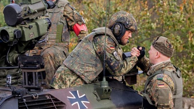 Almanyada emekli generaller Merkel hükumetini devirme cagrisi yapmislar en düsünüyorsunuz?