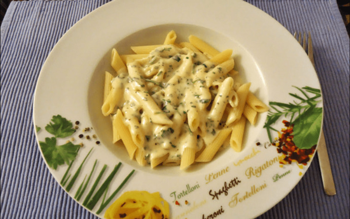 Tercihinizi yapın; peynirli makarna mı, domates soslu makarna mı?