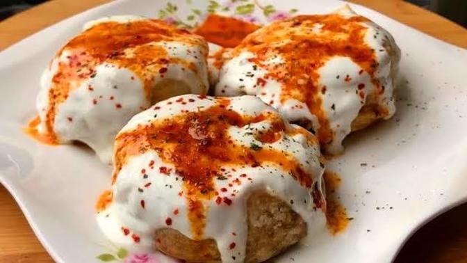 Sosyete mantısının yanına ne gider?