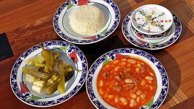 Pilavın yanında olmazsa olmaz dediğiniz yemek nedir?
