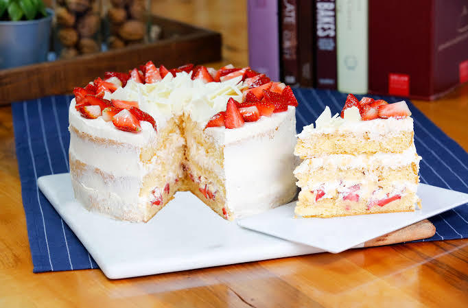 Kremalı çilekli pasta🍓🎈