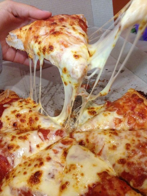 Pizza elle mi yenir çatal kaşıkla mı?