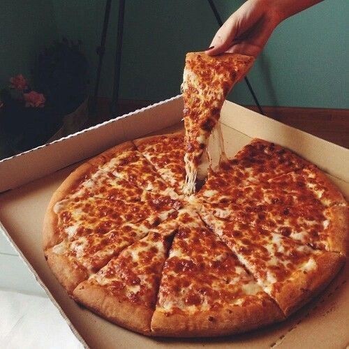 Pizza elle mi yenir çatal kaşıkla mı?