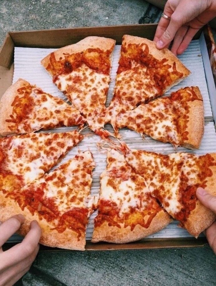 Pizza elle mi yenir çatal kaşıkla mı?