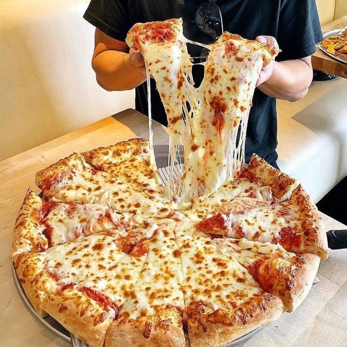 Pizza elle mi yenir çatal kaşıkla mı?
