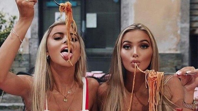 Yemek yerken ağız şapırdatan birini nasıl uyarmalıyız?