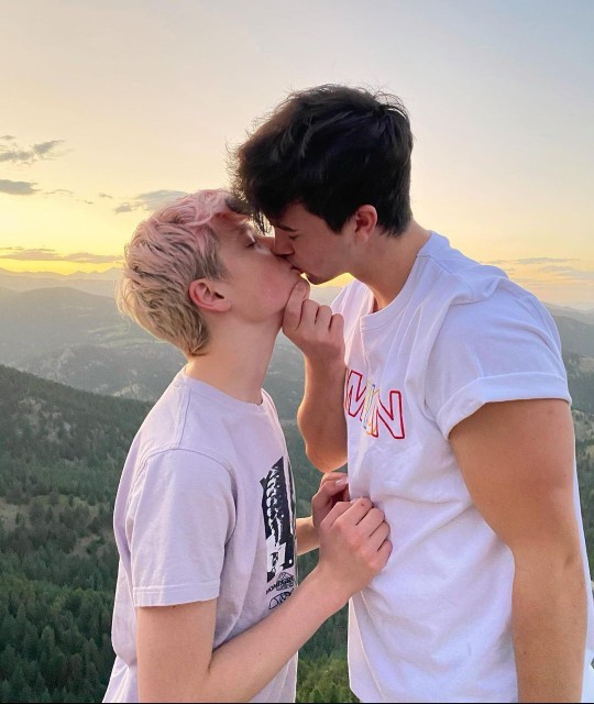 Gay çiftler çok tatlı değil mi 🌈 ?