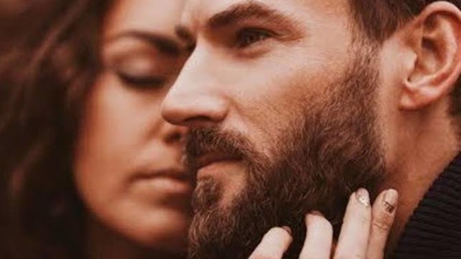 Sakalı batıyor/makyajı bulaşıyor diye sevdiğiniz insanı öpmekten kaçınır mısınız?