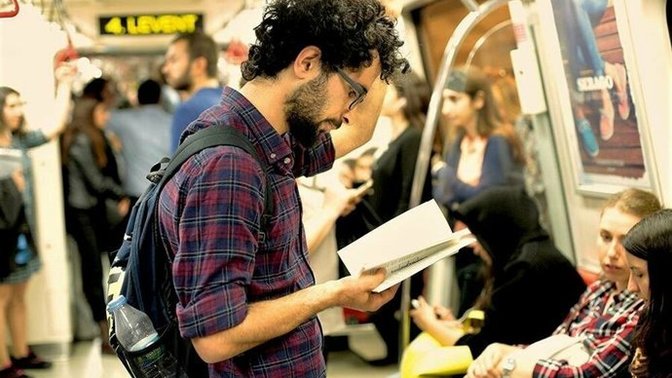 Toplu taşımada kitap okuduğum için "Şov yapıyor" denildi. Bu insanlar neden böyle?