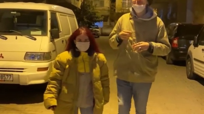 Şu kız cüce mi boyu mu kısa?