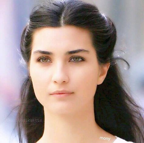 Tuba Büyüküstün’ü güzel buluyor musunuz?