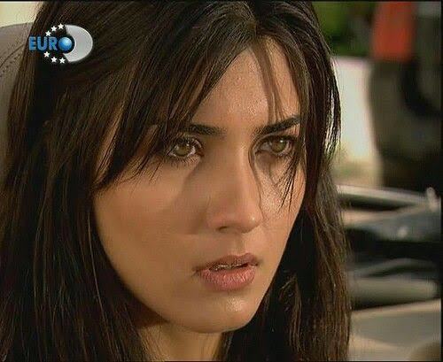 Tuba Büyüküstün’ü güzel buluyor musunuz?