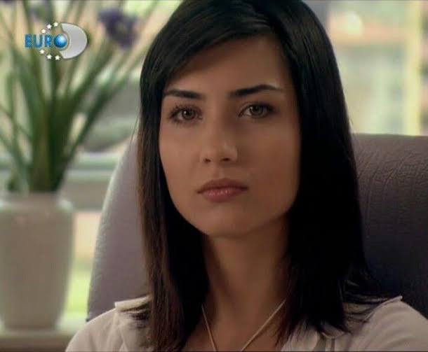 Tuba Büyüküstün’ü güzel buluyor musunuz?