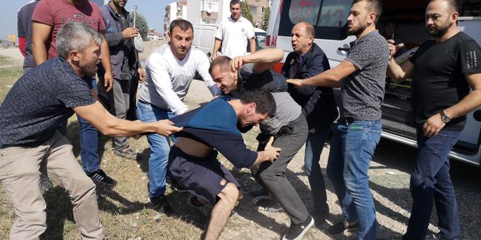 Eşim öğretmen ama öğrencileri ile çok yakın, erkek öğrenci hediye olarak gül yollamış ona, çocuğu dövsem mi?