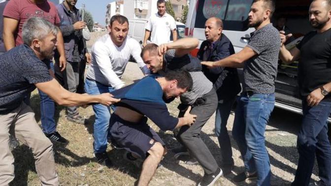 Eşim öğretmen ama öğrencileri ile çok yakın, erkek öğrenci hediye olarak gül yollamış ona, çocuğu dövsem mi?