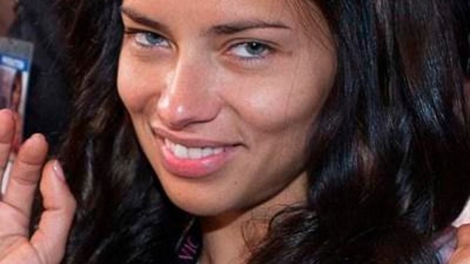 Adriana Lima'yı çirkin bulan yalnız ben miyim?