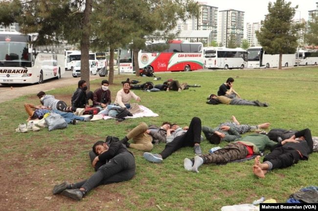 Göçmenler Covid-19 varken Diyarbakır da açık alanda yatıyor.
