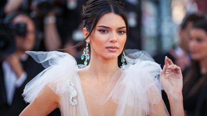 Kendall Jenner sıradan değil mi?
