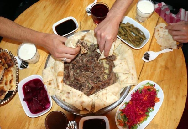 Eliyle yemek yiyen biriyle aynı sofrada yemek yiyebilir misiniz?