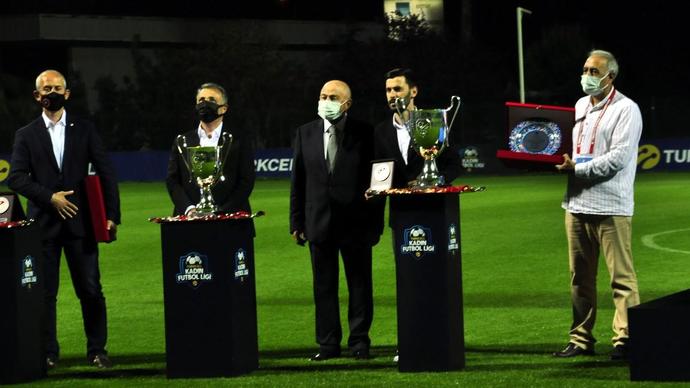 Kadına şiddet davasından yargılanan kişiye plaket verildi! Bu gözler daha neler görecek?