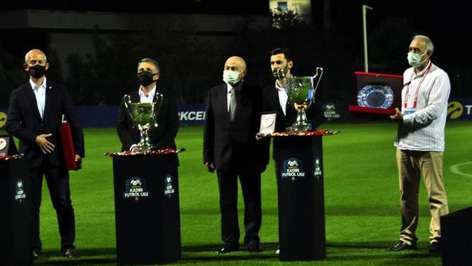 Kadına şiddet davasından yargılanan kişiye plaket verildi! Bu gözler daha neler görecek?