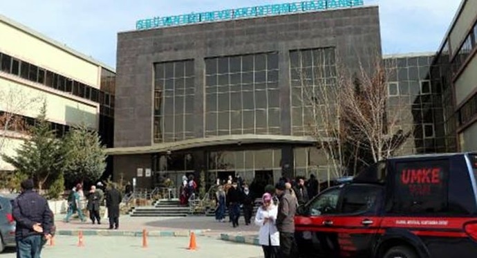 BaşhekimRandevu alıyorlar, hastaneye gelmek yerine sokakta geziyorlar. dedi. Sizce insanlar neden her şeyi suistimal ediyorlar?