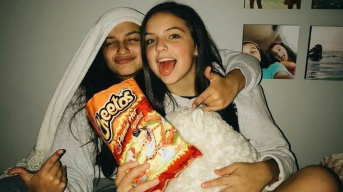 Arkadaşlarına sizden daha çok zaman ayıran bir sevgiliye ne derdiniz?