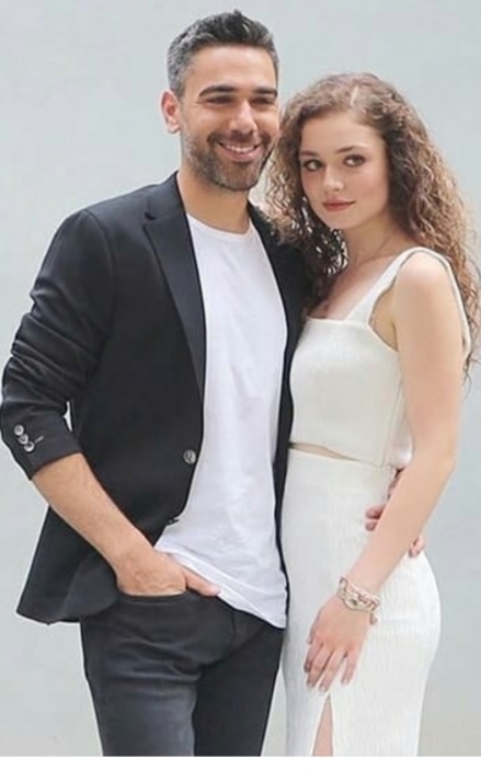 Nesli bu fotoğrafı kıskanmadi mi acaba? Kadir de çok itici lavukk