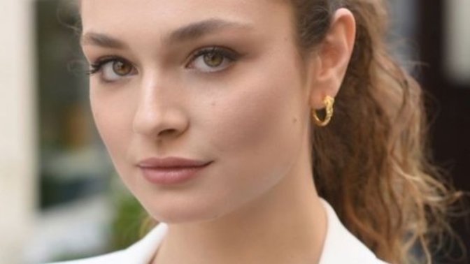 Bu yeni oyuncu kız güzelliği ile hepsini sollar mı sizce?