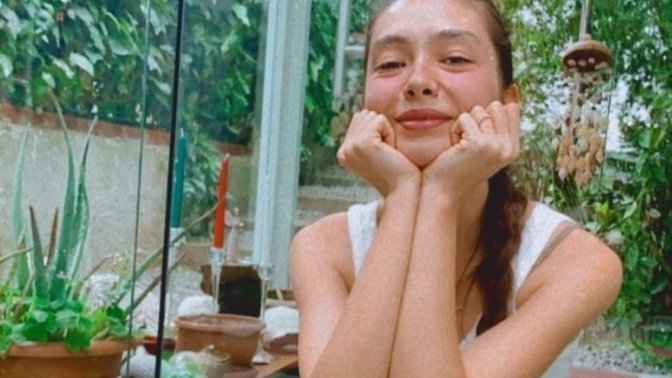 Neslihan Atagül yaşına göre çok çocuksu göstermiyor mu?