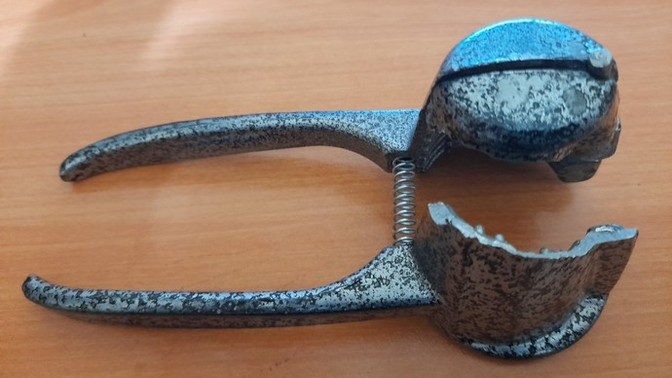 Arkadaşlar ceviz mi daha sağlam, yoksa ceviz kıracağı mı?