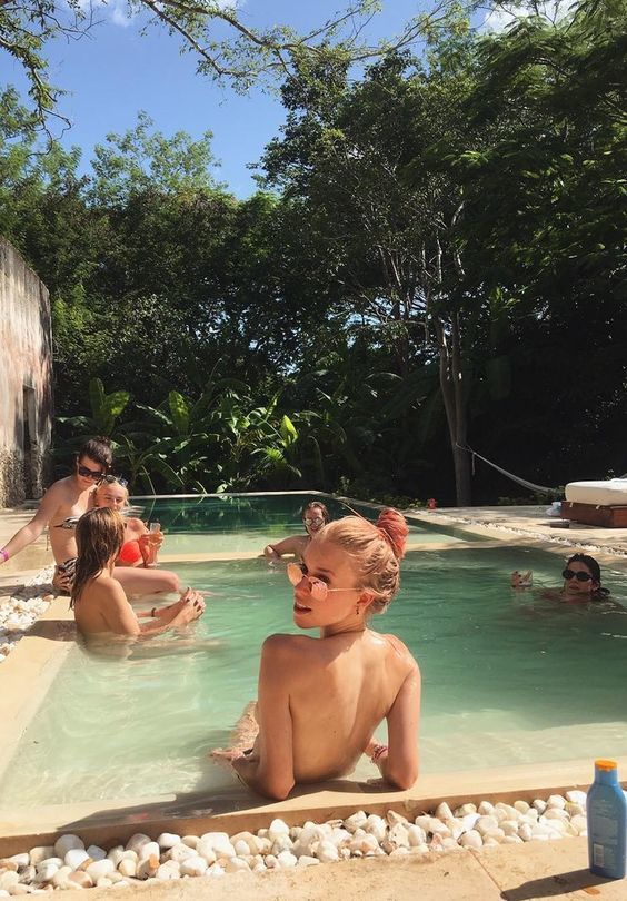 Havuz başında mayo mu bikini mi tercih edilmeli?