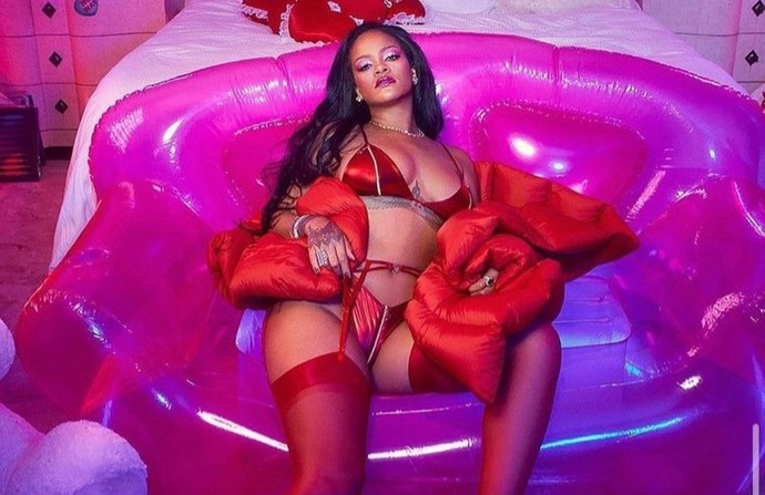 Üzerine bikini yakışan kız mı daha iyi eline kitap yakışan kız mı?
