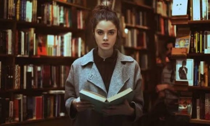 Üzerine bikini yakışan kız mı daha iyi eline kitap yakışan kız mı?
