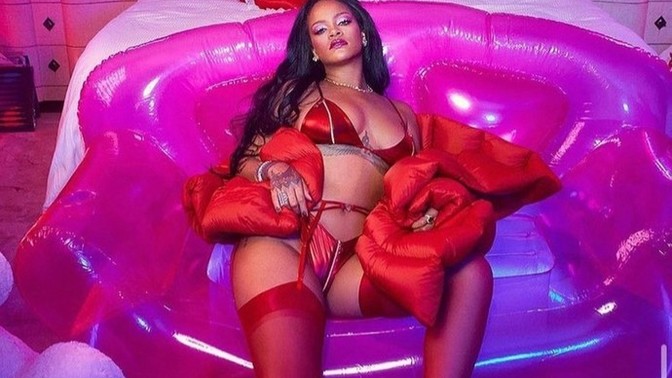 Üzerine bikini yakışan kız mı daha iyi eline kitap yakışan kız mı?