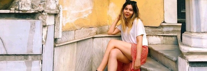 Biz bazı kadınlar giyimimize dikkat ederken neden bazı kadınlar kendilerini teşhir etmeye müsade ediyor?