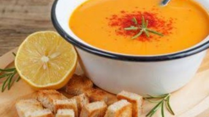 Mercimek çorbası salçalı mı olur yoksa salçasız mı?