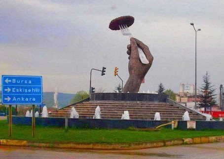 Diyarbakır Havalimanı kavşağına karpuz içindeki çocuk heykeli yapıldı! Nasıl buldunuz?