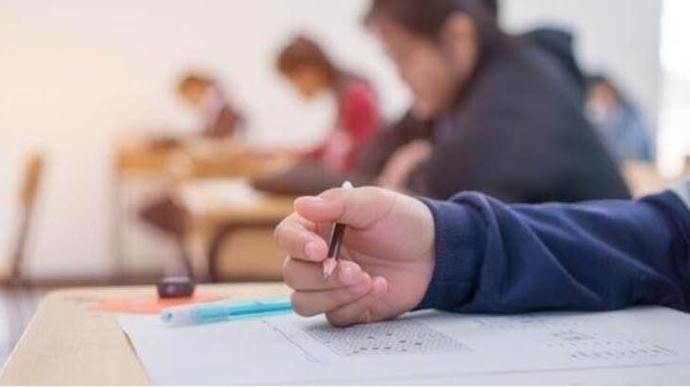 Sınav kötü geçti deyip 90 alan öğrenci mi, yoksa sınav çok iyi geçti deyip 30 alan öğrenci mi daha itici?