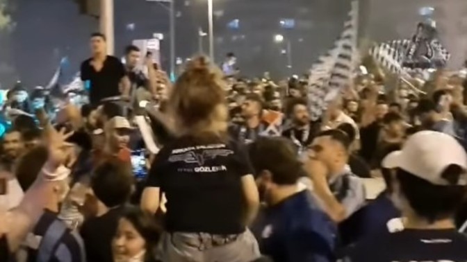 Adana demir spor taraftarları sokaklara döküldü sevinç gösterisi yaptılar. Ne düşünüyorsunuz?