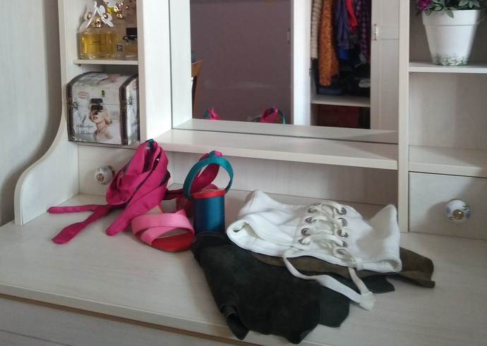 süper mini etek ve kumaş bağcıklı, önü açık, topuklu ayakkabılar