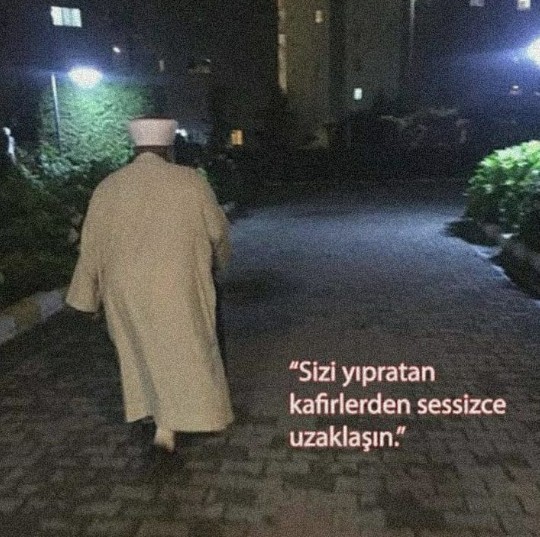 Beni aşağı çeken bir arkadaşıma sınır mı çekmeliyim hayatımdan mı çıkarmalı mıyım?