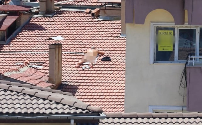 Burdur’da apartman çatısında çıplak güneşlenen kişi gözaltına alındı. Siz olsaydınız bu durumda ne yapardınız?