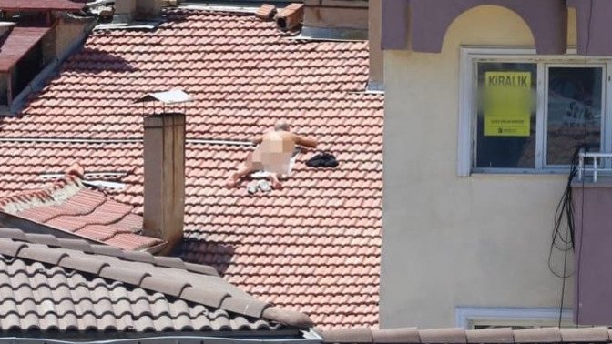 Burdur’da apartman çatısında çıplak güneşlenen kişi gözaltına alındı. Siz olsaydınız bu durumda ne yapardınız?