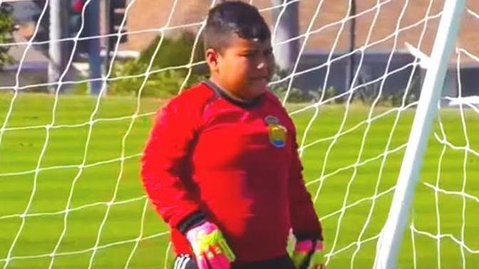 7 yaşında 50 kilo olan kaleci Alex'in piyasa değeri 20 Milyon Euro! Sizce fazla kilolar sporcu olmaya engel midir?